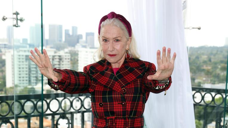  Мощ в алено: Хелън Мирън театралничи за новия си филм в Бевърли Хилс 