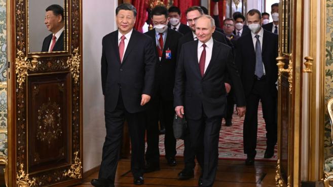 Си Цзинпин бе посрещнат официално в Кремъл