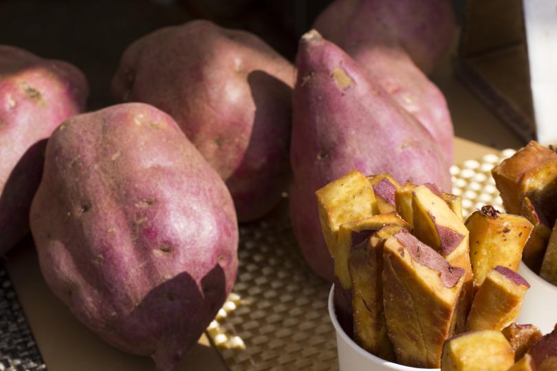 <p><strong>Японски сладки картофи</strong></p>

<p>Произхождащи от Окинава, тези лилави сладки картофи (наречени &bdquo;имо&ldquo; на японски) често се консумират като лека закуска или десерт. Те са богати на здравословни въглехидрати и антоцианини - група антиоксиданти, открити в червените и лилавите зеленчуци, които имат свойства против стареене. Проучвания сочат още, че те могат да помогнат за подобряване на нивата на кръвната захар и намаляване на риска от сърдечно-съдови заболявания.</p>