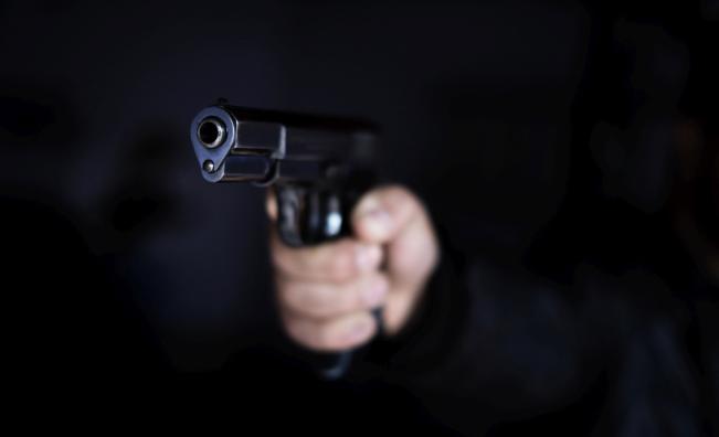 <p>Скандални кадри: Журналист вади оръжие и заплашва служител на НАП (ВИДЕО)</p>