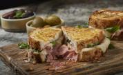 Неустоима закуска: Панирани сандвичи с моцарела и прошуто