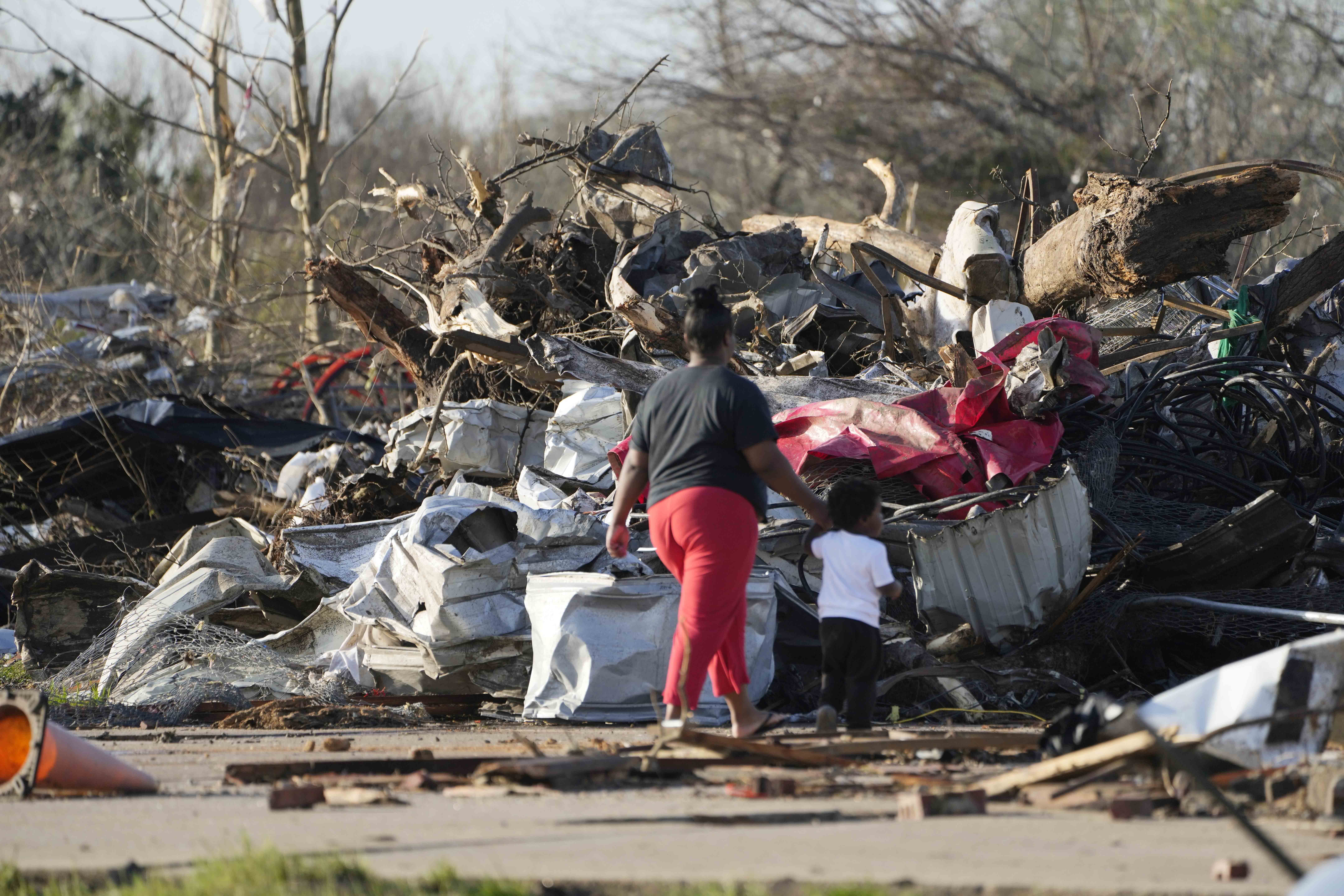<p>Разрушени домове и сгради, след като силна буря, придружена от торнадо, връхлетя щата Мисисипи. Има загинали хора.</p>