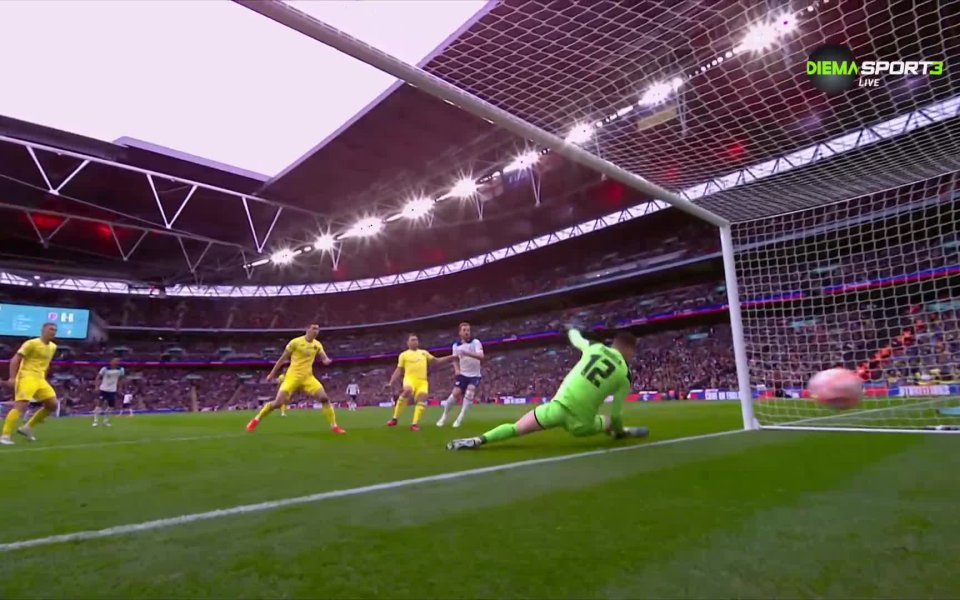 В 37-ата англичаните излязоха напред в резултата. Букайо Сака достави