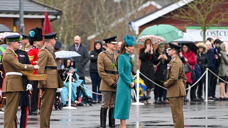Кейт пое от Уилям ролята на полковник на ирландската гвардия на Великобритания в Деня на Свети Патрик