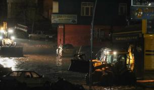 Порои в Турция: Наводнени улици и къщи