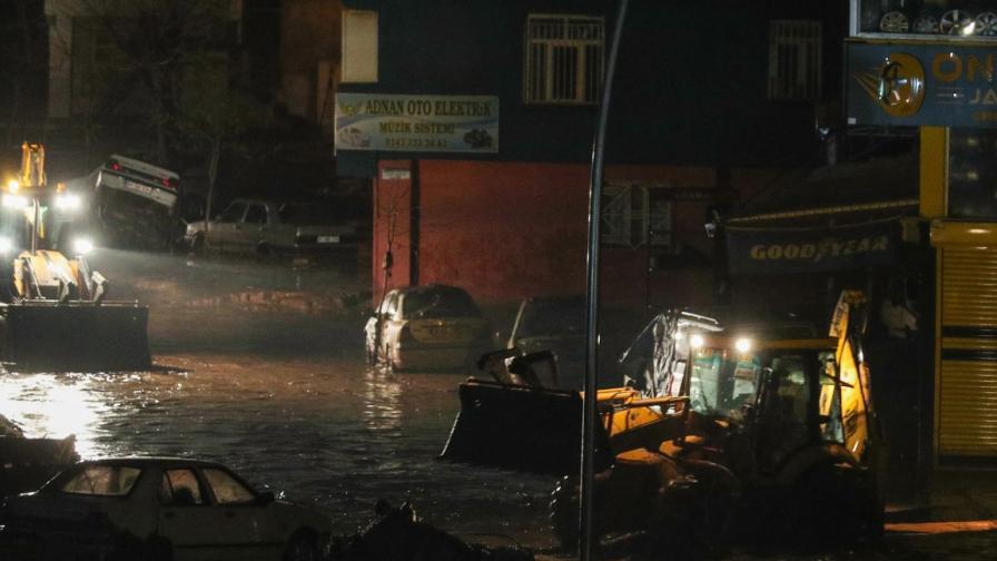 Порои в Турция: Наводнени улици и къщи
