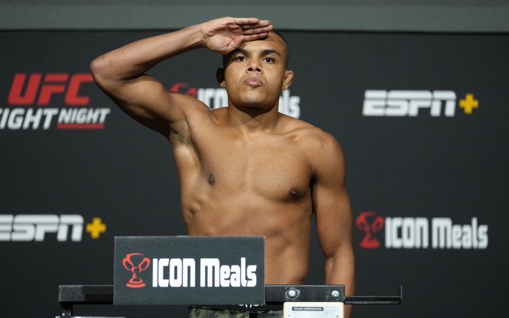 Брутална рана на лицето вади боец от UFC 287