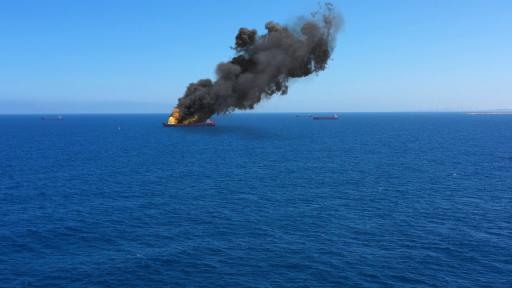 Пожар на товарен кораб, плаващ към България, има ранен (ВИДЕО)