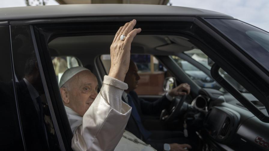 "Още съм жив": Папа Франциск се пошегува след изписването му от болница