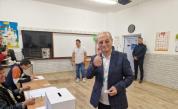 Ахмед Доган избра да гласува с хартиена бюлетина (ВИДЕО)