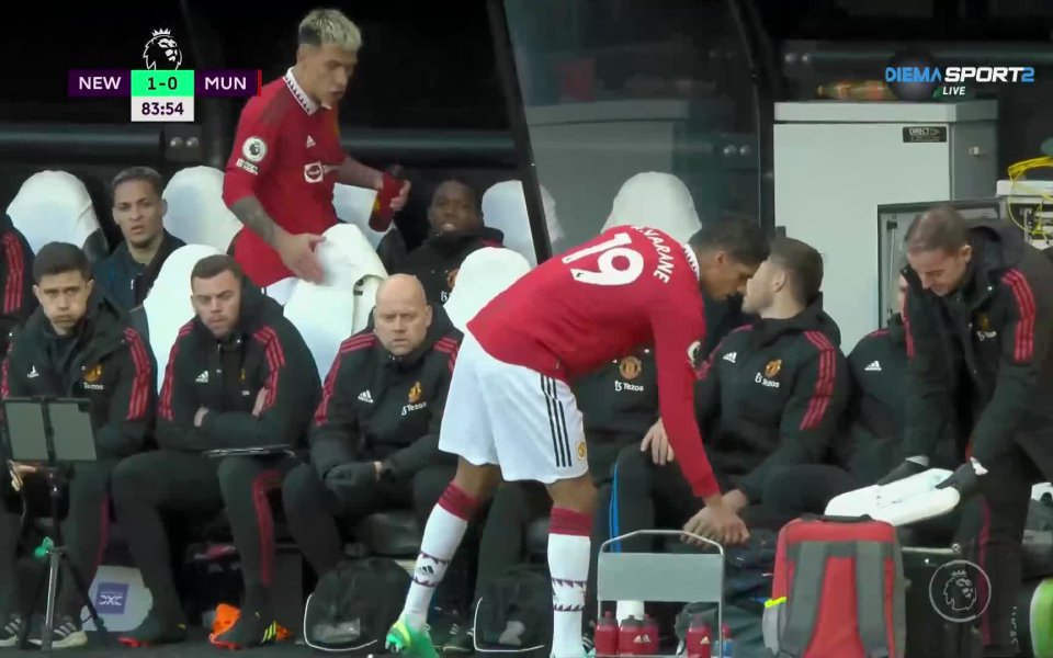 В края на срещата между Нюкасъл Юнайтед и Манчестър Юнайтед,