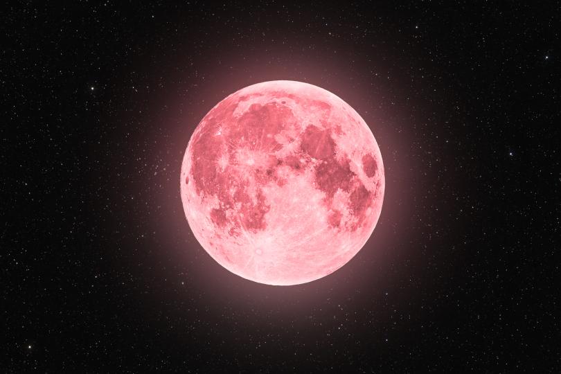 <p><strong>Какво е духовното значение на Розовата ллуна?</strong></p>

<p>Преди да извадите телефона си за снимка, трябва да знаете, че Луната по това време всъщност няма да е&nbsp;розова на цвят. Пред <a href="https://www.bustle.com/life/april-full-pink-moon-spiritual-meaning" target="_blank">Bustle</a> астрологът Катрин Гердес споделя, че априлското пълнолуние получава името си от местните народи, които са използвали лунното събитие, за да отбележат &bdquo;цъфтежа на първите пролетни розови диви цветя или флокси&ldquo;.</p>
