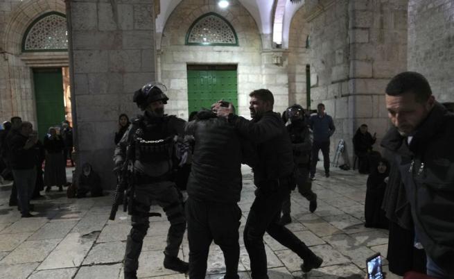 Куршуми, побой и ранени: Какво става пред джамията Ал Акса в Йерусалим (ВИДЕО)