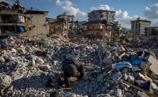След 54 дни раздяла: Събраха оцеляло при земетресенията в Турция тримесечно бебе с майка му