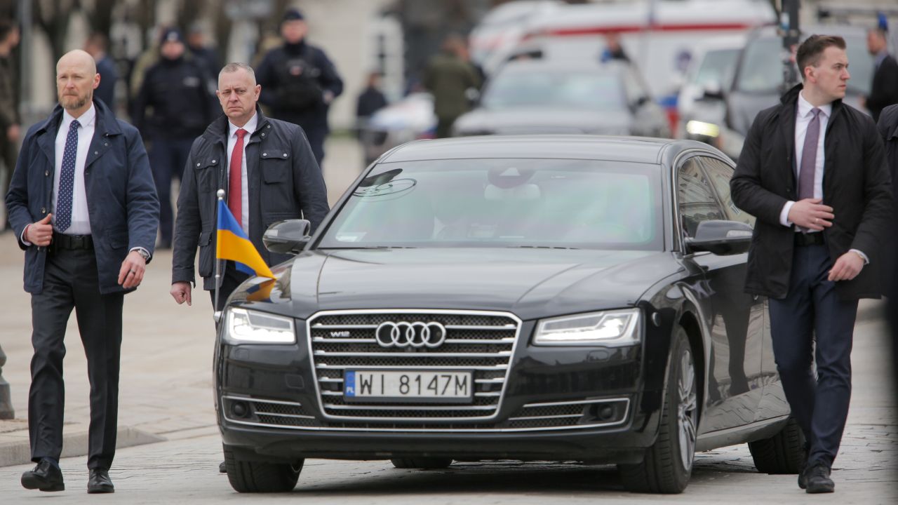 <p>Лимузина превозва украинския президент Володимир Зеленски до президентския дворец по време на посещението му във Варшава.</p>