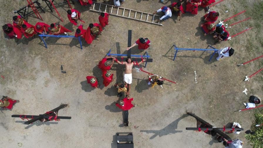Рубен Енайе е прикован на кръста по време на възстановка на страданията на Исус Христос като част от ритуалите на Разпети петък на 7 април 2023 г. в село Сан Педро, Кутуд, провинция Пампанга, северни Филипини.