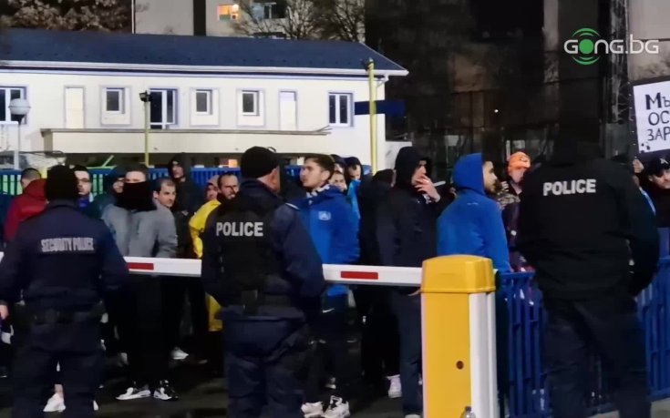 Фенове на Левски чакат излизането на Станимир Стоилов