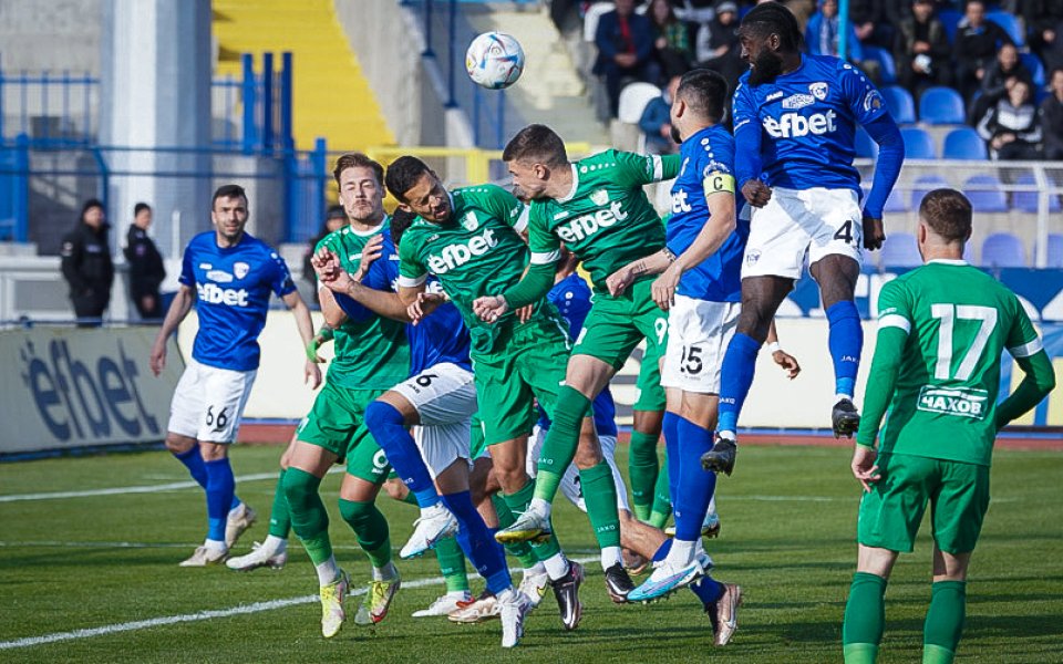 Отборите на Спартак Варна и Берое играят при резултат 0:2 в