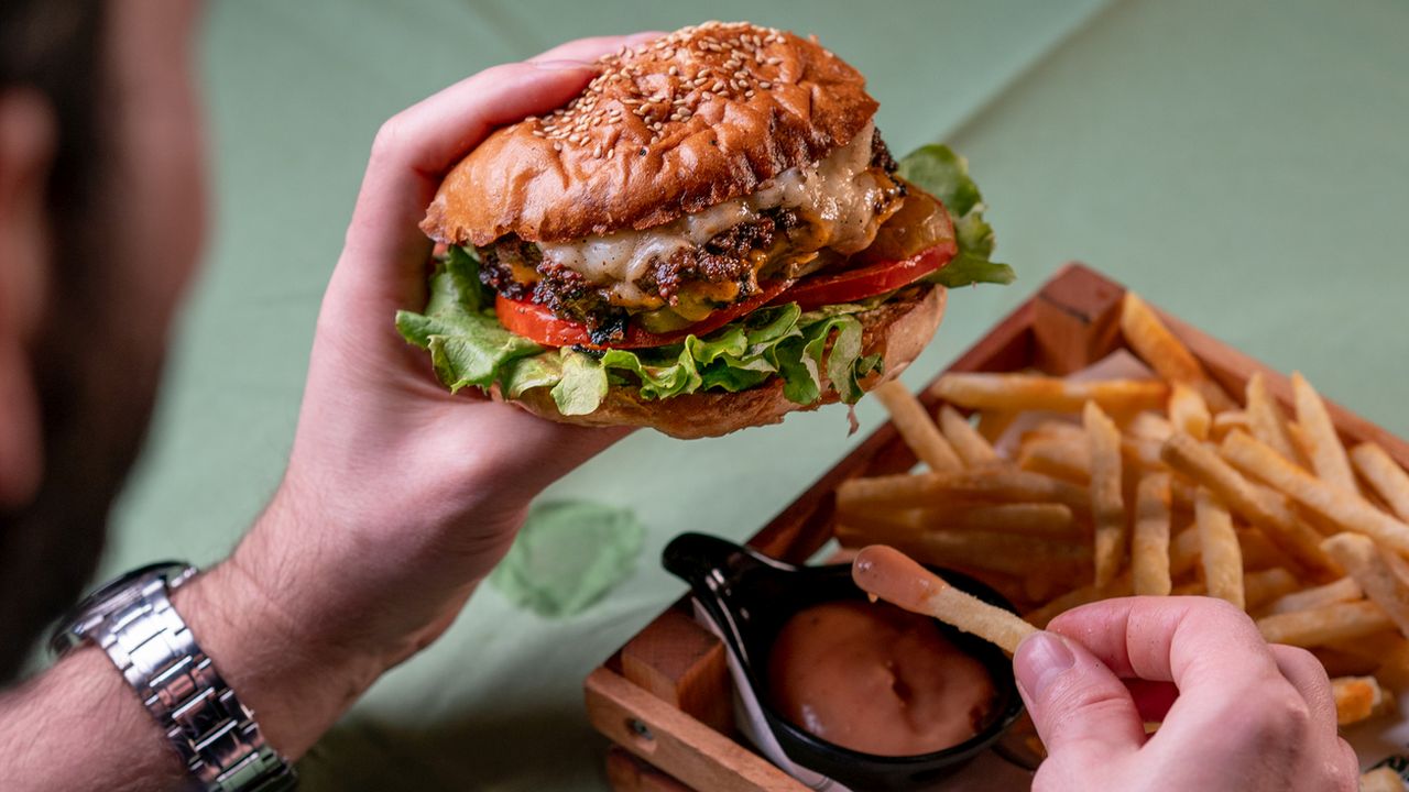 <p>Обичаме да похапваме, но прекаляването с вредни храни може да предизвика възпаления и да наруши мозъчните химикали.&nbsp;</p>