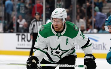 Нападателите Клод Жиру и Джо Павелски на снимката достигнаха границата от