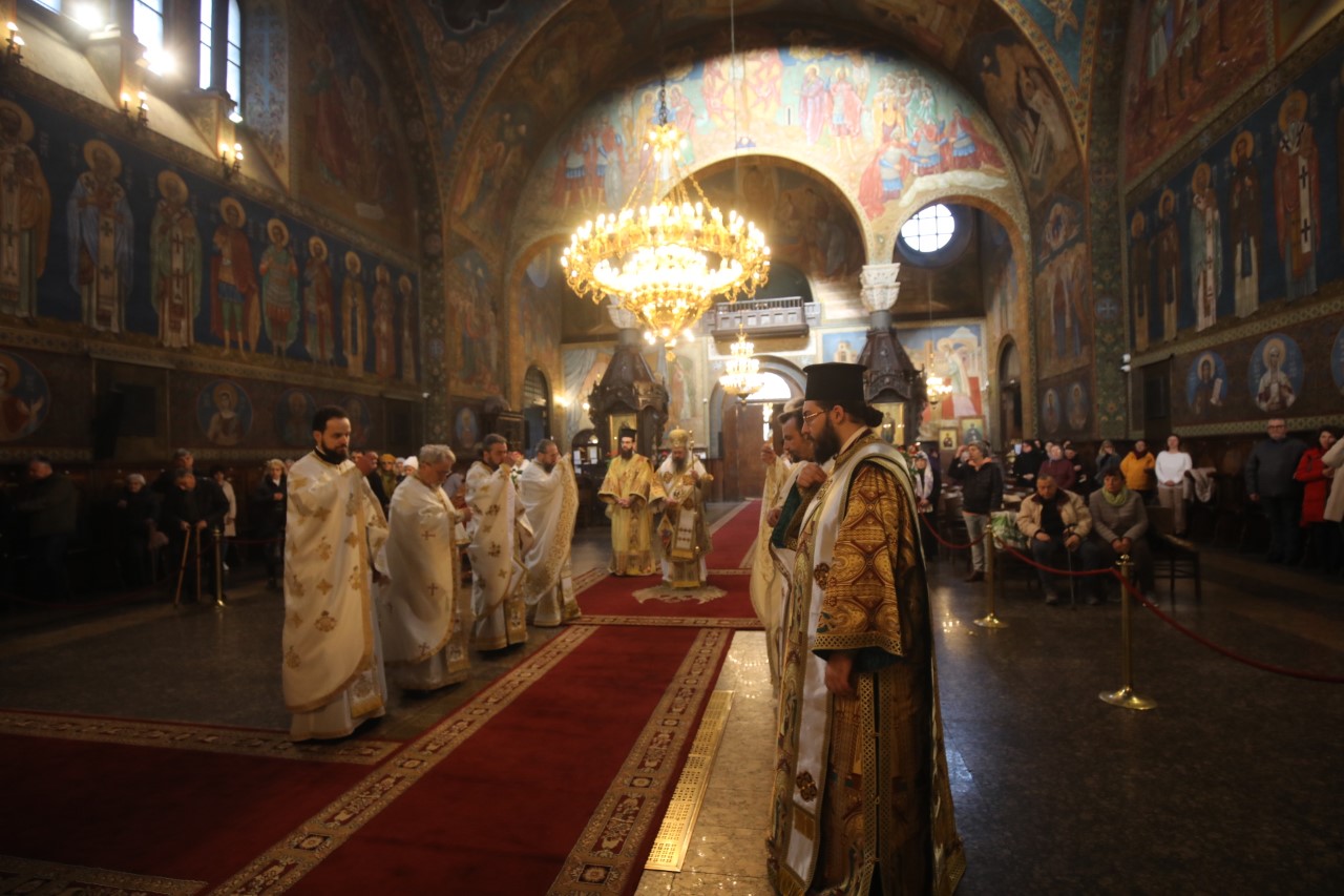 <p>Велики четвъртък е най-важният ден от Страстната седмица. В църквата &quot;Света София&quot;, както и в редица храмове в страната, беше отслужена литургия и много миряни се помолиха и запалиха свещ за здраве.</p>