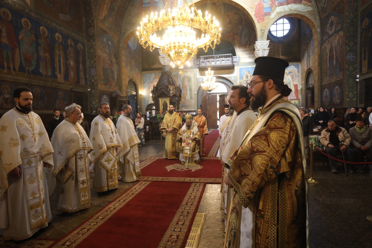 <p>Велики четвъртък е най-важният ден от Страстната седмица. В църквата &quot;Света София&quot;, както и в редица храмове в страната, беше отслужена литургия и много миряни се помолиха и запалиха свещ за здраве.</p>