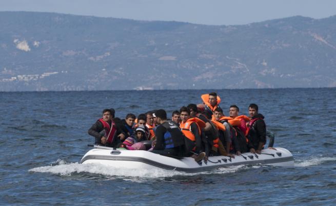 Лодка с мигранти се преобърна край бреговете на Италия, има загинали