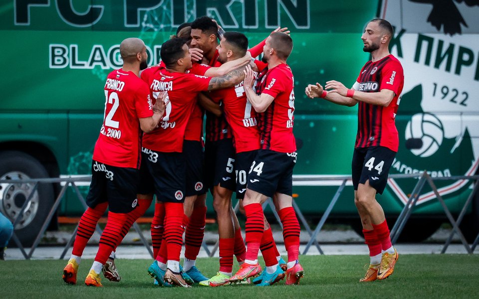 Локомотив София победи Пирин Благоевград с 2:0 на своя стадион