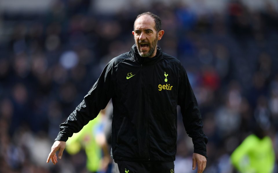 Наставникът на Тотнъм Кристиан Стелини призова играчите си да играят