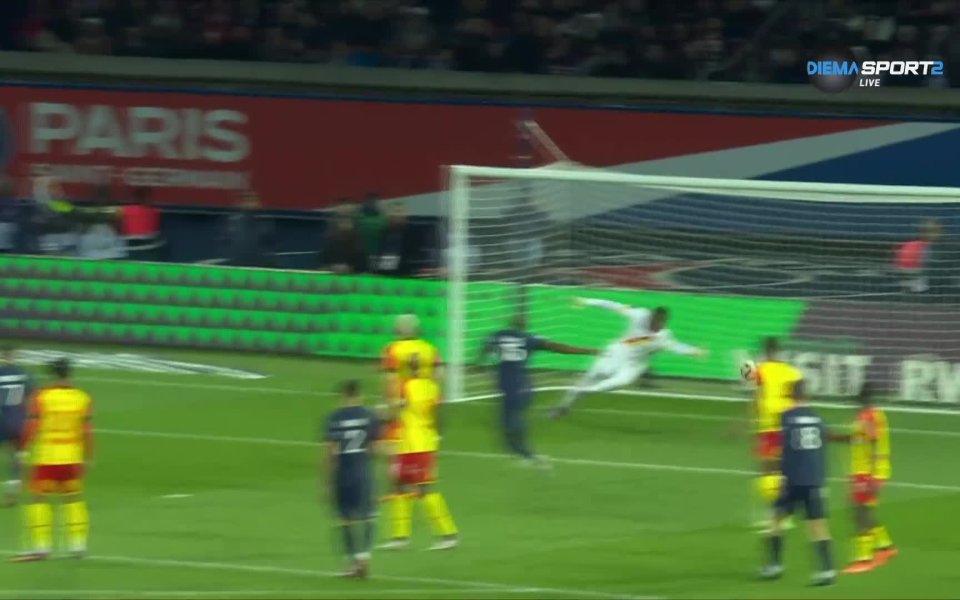 В 36-ата минута Мбапе стреля силно от дистанция по тревата,