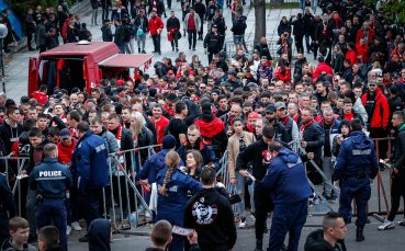 Феновете на ЦСКА потеглиха към стадион Васил Левски за голямото