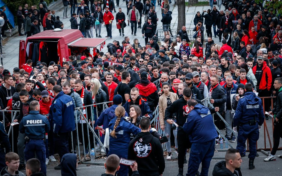 Феновете на ЦСКА потеглиха към стадион Васил Левски“ за голямото