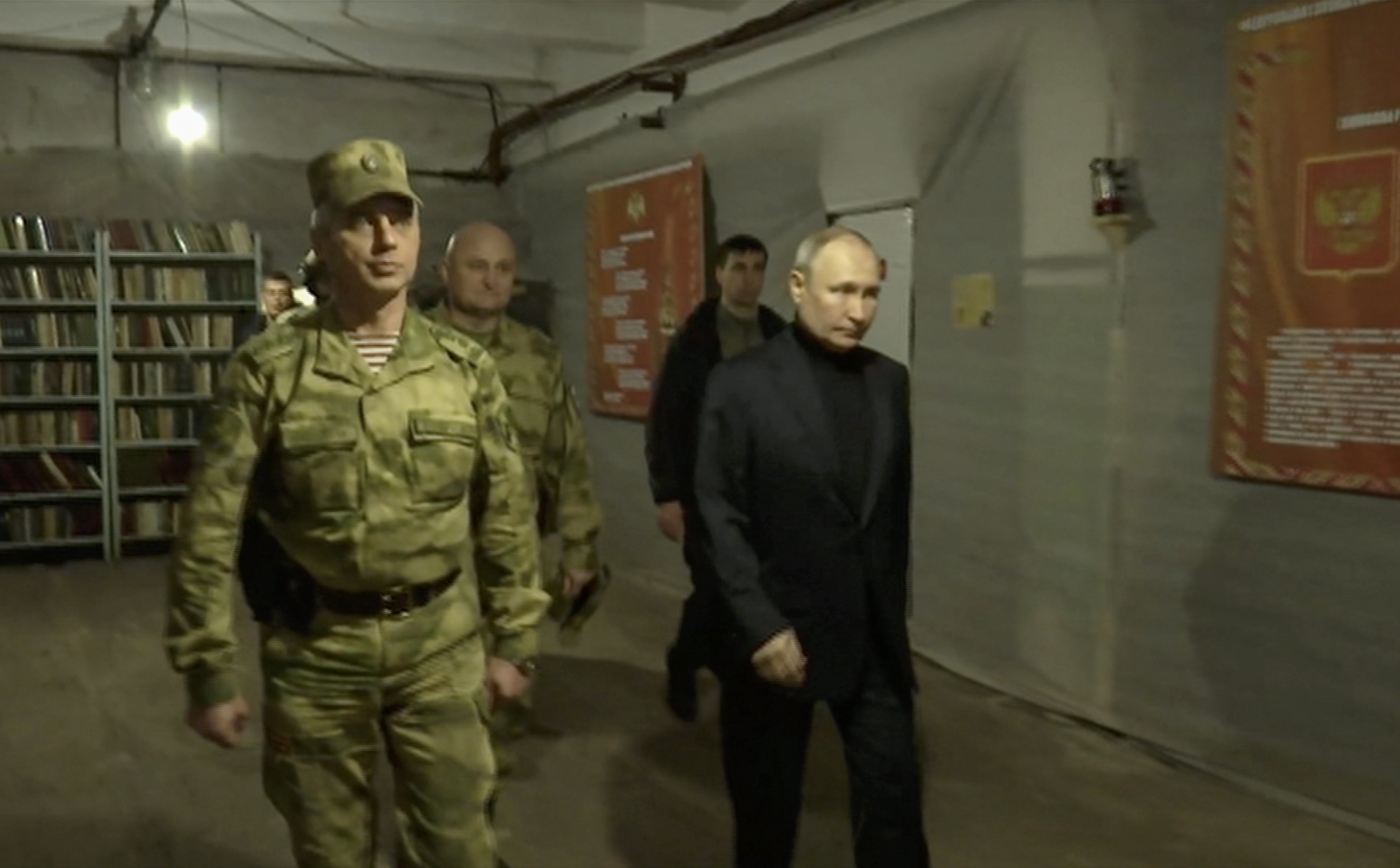 <p>Руският президент Владимир Путин е посетил щаба на Днепровската група войски в Херсон и в щаба на Националната гвардия &quot;Восток&quot; в Луганската народна република.</p>