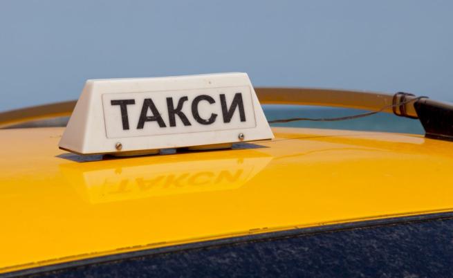 Заради несъобразена скорост: Такси се заби в стълб и заведение в Силистра
