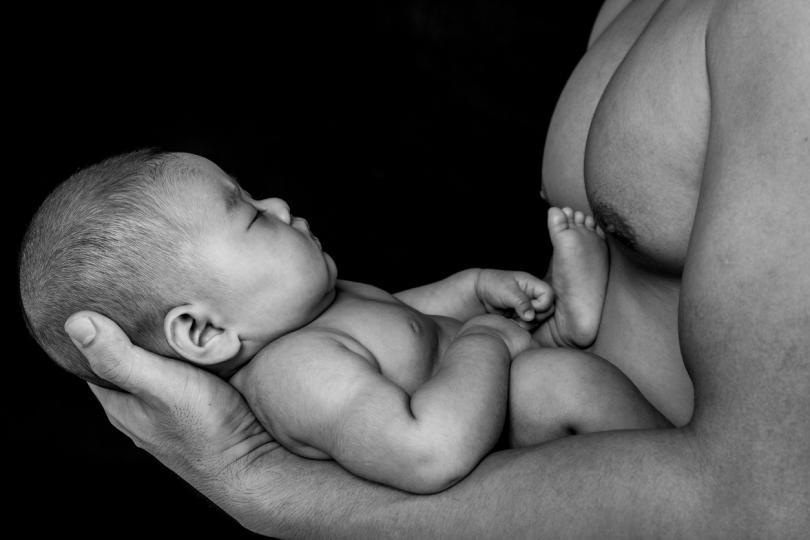 Силни мъжки ръце и нежни бебета: Умилителни снимки на татко с бебе