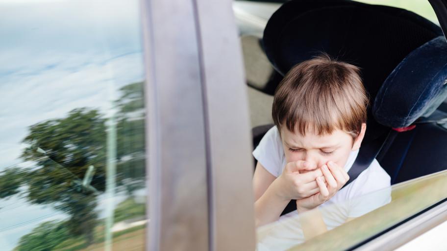 Защо на децата им прилошава в колата? Какво да правите?