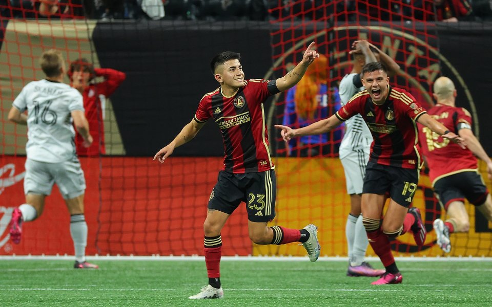 Аржентинският национал Тиаго Алмада е основна трансферна цел на Наполи,