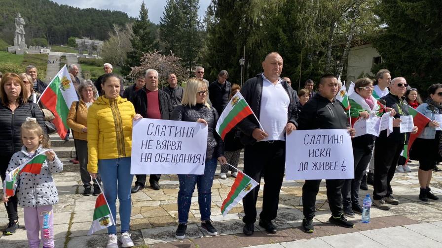 Жители на Калофер излязоха на протест срещу община Карлово