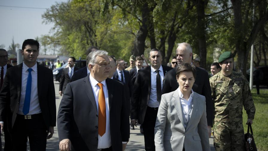 Унгарският премиер Орбан неочаквано посети военен парад в Сърбия