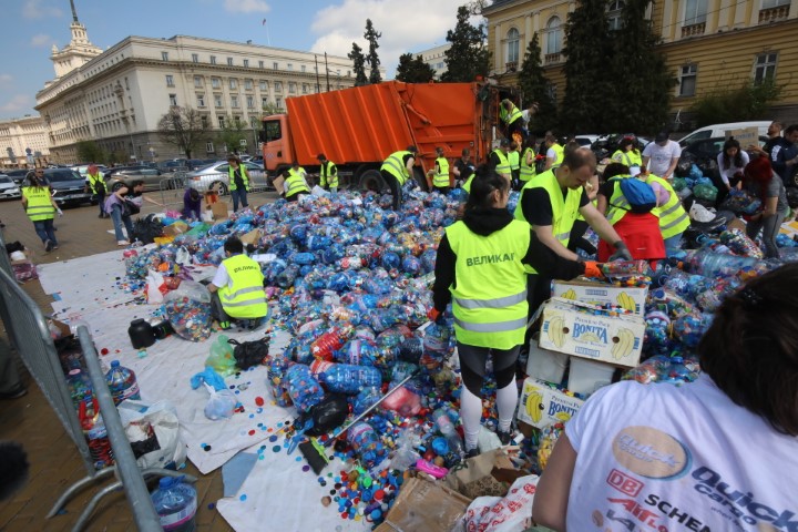 <p>Кампанията по предаване на пластмасови капачки се провежда на площад &bdquo;Княз Александър I Батенберг&rdquo;</p>