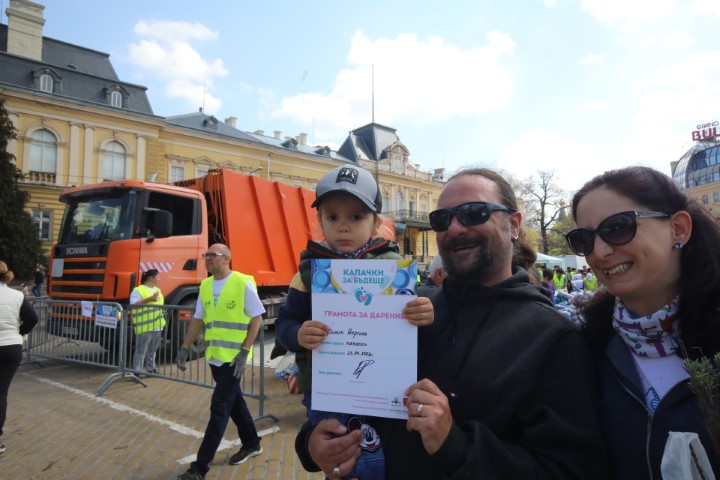 <p>Кампанията по предаване на пластмасови капачки се провежда на площад &bdquo;Княз Александър I Батенберг&rdquo;</p>