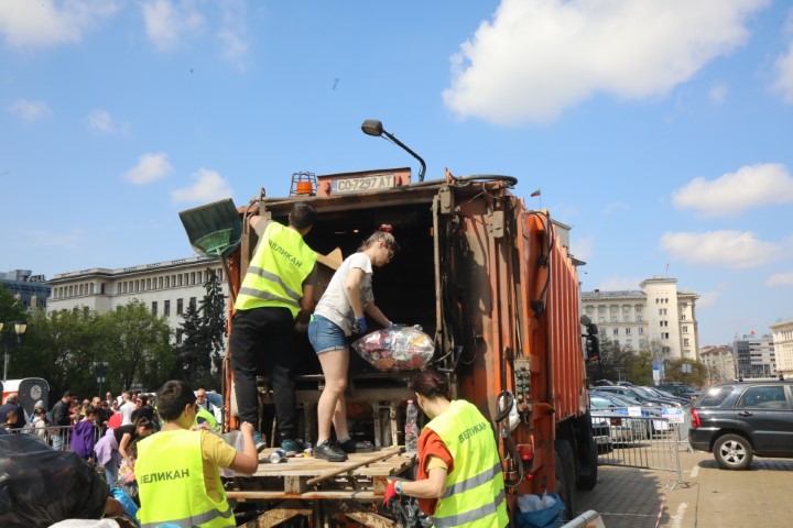 <p>Кампанията по предаване на пластмасови капачки се провежда на площад &bdquo;Княз Александър I Батенберг&rdquo;</p>