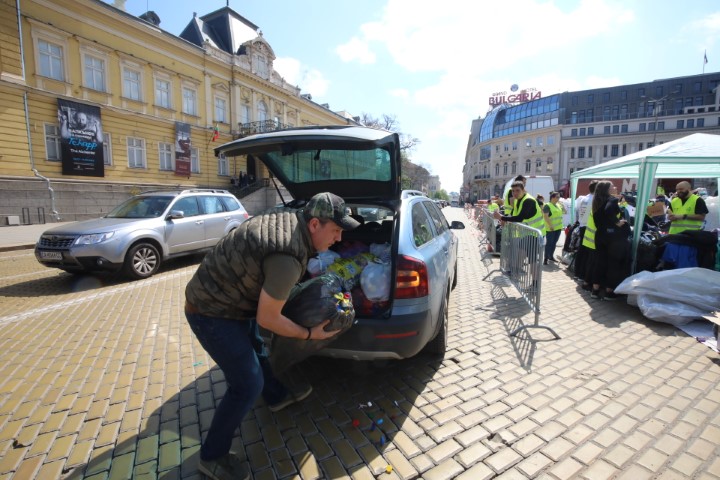 <p>Кампанията по предаване на пластмасови капачки се провежда на площад &bdquo;Княз Александър I Батенберг&rdquo;</p>