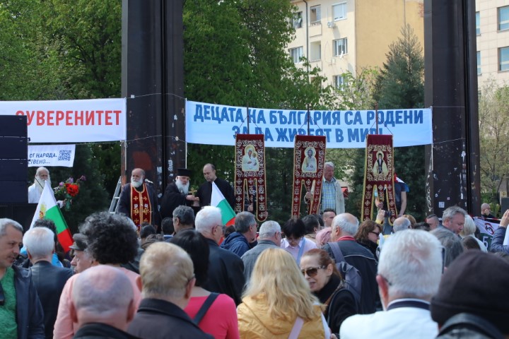 <p>Десетки хора се събраха пред НДК в София за петия &quot;Поход за мир&quot;. По време на похода ще се събират подписи за референдум срещу изпращането на оръжия за Украйна. Инициативата е на Български национален съвет за мир, &quot;Свободна и мирна България&quot;, &quot;Българският род обединен за децата&quot; и други организации. Те настояват страната ни да остане зона на мир и да не участва във военни конфликти.</p>