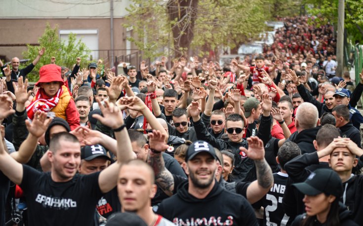Феновете на ЦСКА разграбват билетите