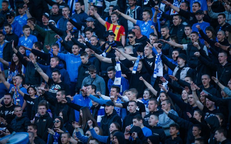 Фен нахлу на терена по време на мача Левски - Берое (видео)