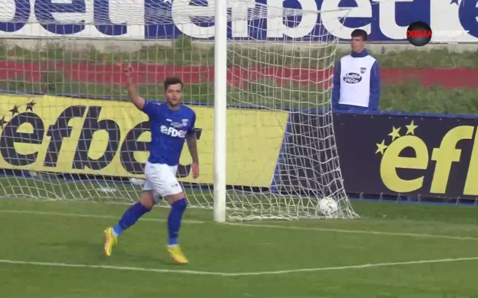 В 9-ата минута груба грешка на вратаря на гостите Димитър