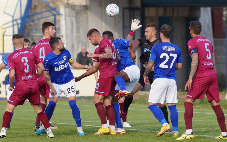 Спартак Варна приема Септември София в решителен и за двата