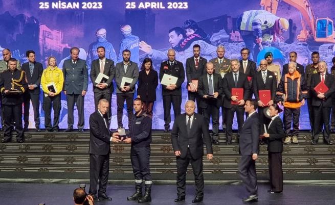 Ердоган награди български пожарникар за помощта на България след земетресенията