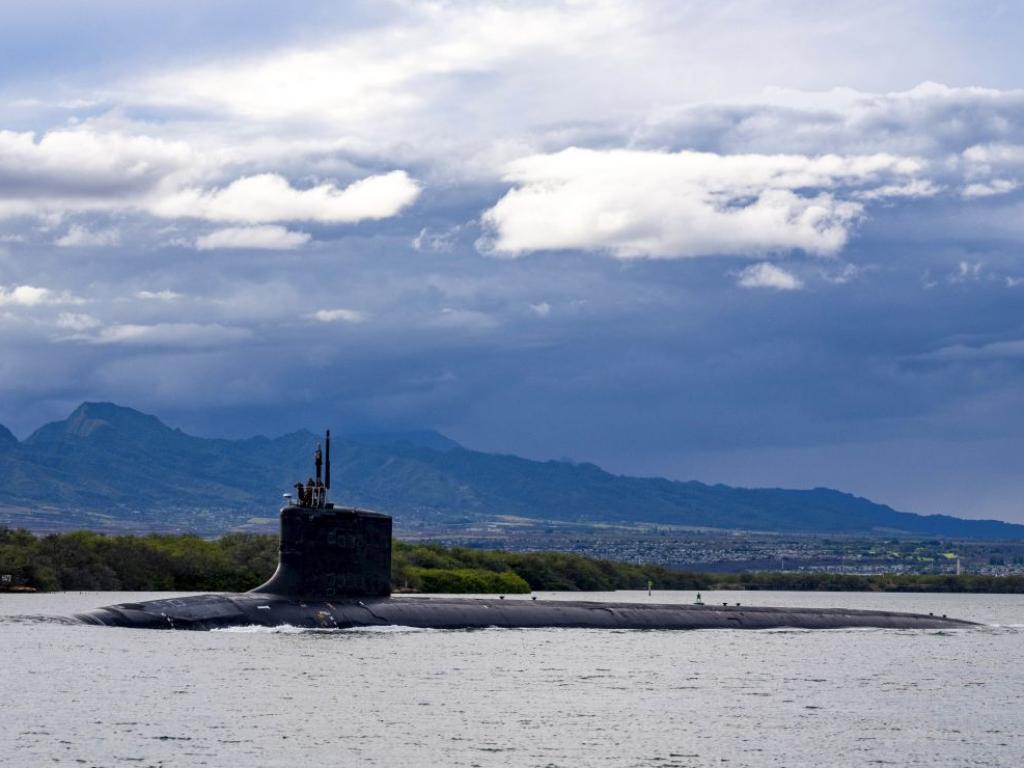 Подводница на Военноморските сили на САЩ изплува в кубинския залив Гуантанамо